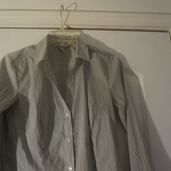 H&M Women's Button Front Shirt.Low Cut V-Neck. Gray/White Stripes LS  Size 8 - Picture 2 of 7